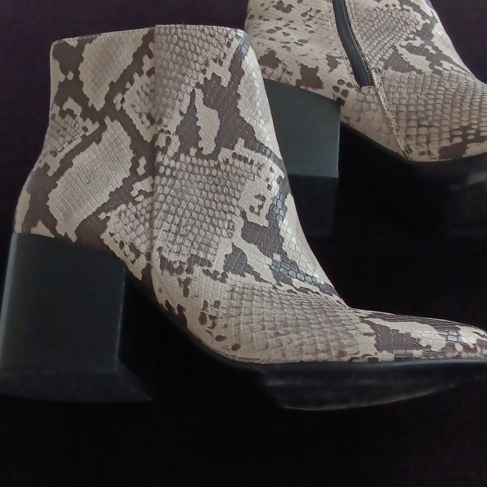 Steve Madden Snake print bottles side zip. Size 7.5